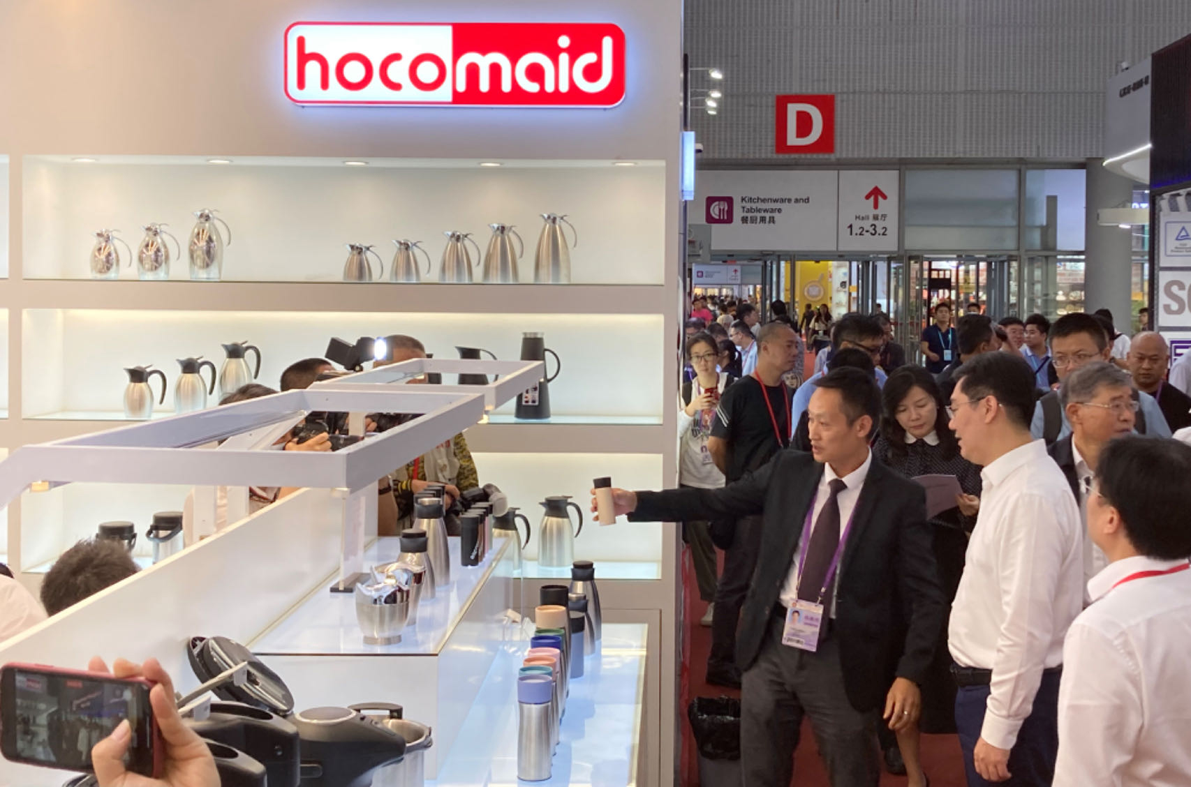 Mayor Sun visited Hocomaid's Booth
